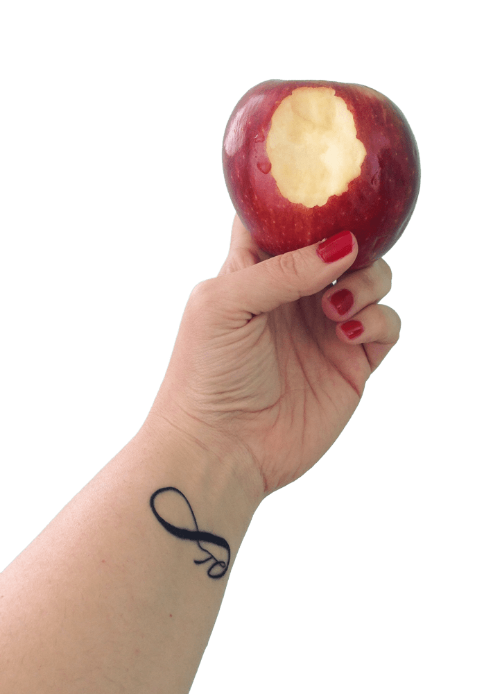 Una mano sosteniendo una manzana mordida, símbolo de Efecto Bling